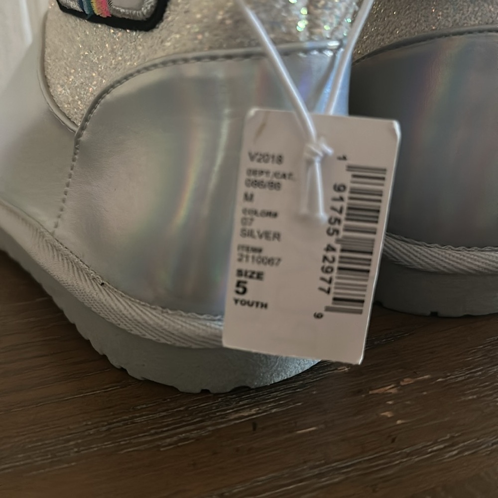 The Childrens Place Sz 5 Y Chalet Boots Faux Fur Lined Silver Holographic Emoji - Picture 12 of 15